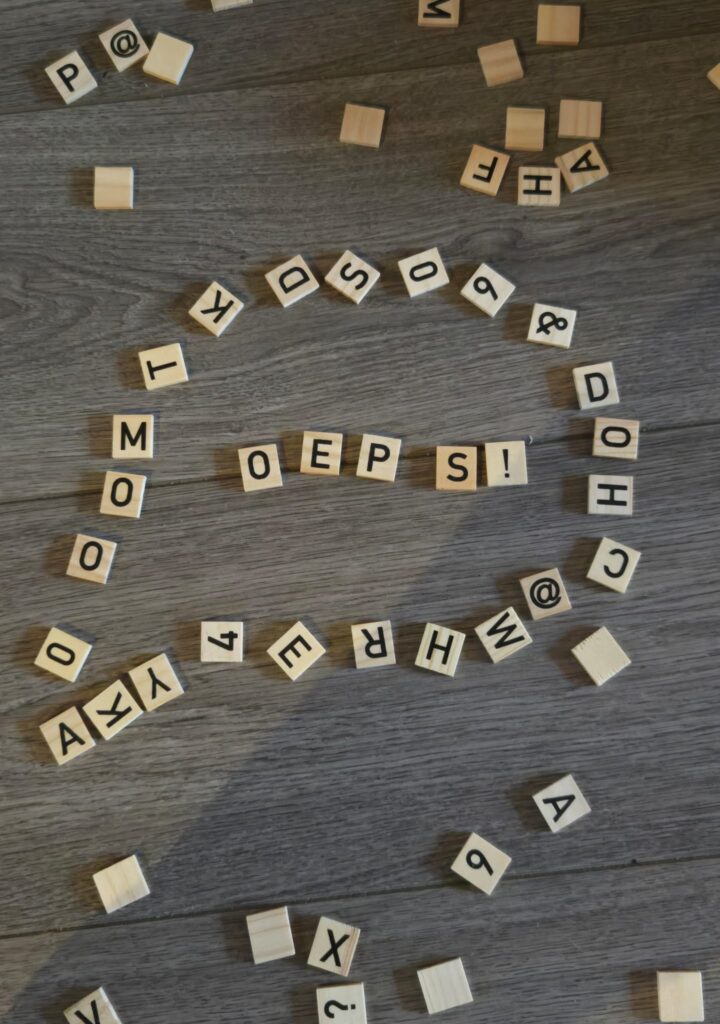 Oeps letters op grond
