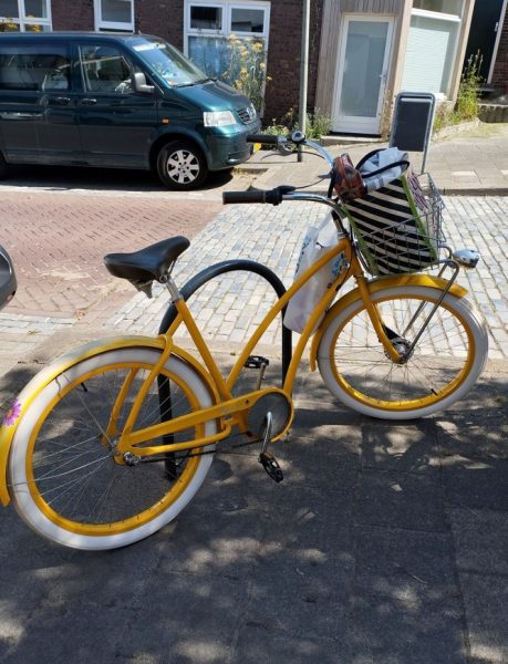 Gele fiets Alexandra Stok